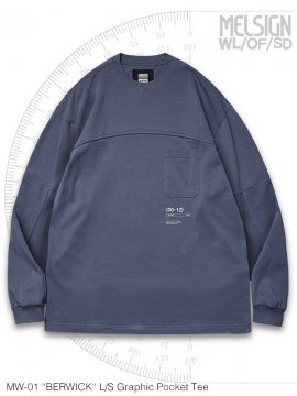 <strong>MELSIGN x WLOFSD</strong>MW-01 “BERWICK“ L/S Graphic Pocket Tee<br>STEEL BLUE