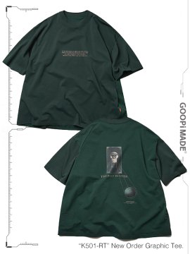 <strong>GOOPiMADE</strong>“K501-RT“ New Order Graphic Tee<br>DARK GREEN