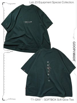 <strong>GOOPiMADE</strong>“T1-GNV“ - SOFTBOX Soft Glow Tee<br>DARK-GREEN