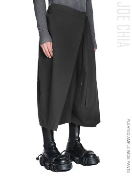 <strong>JOE CHIA</strong>PLEATED AMPLE WIDE PANTS<br>BLACK