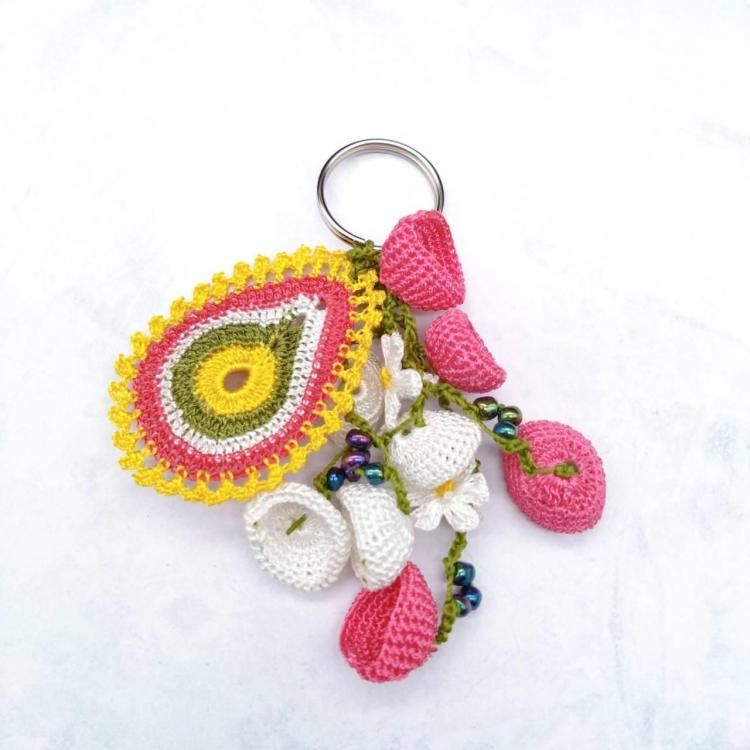 トルコ刺繍 ハンドメイド 刺繍 #手刺繍 ちらり…👀🤍 #花刺繍 #ハンドメイド #刺繍フレーム