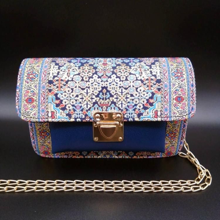 <img class='new_mark_img1' src='https://img.shop-pro.jp/img/new/icons1.gif' style='border:none;display:inline;margin:0px;padding:0px;width:auto;' /> Chain Mini Bag Blue Gold