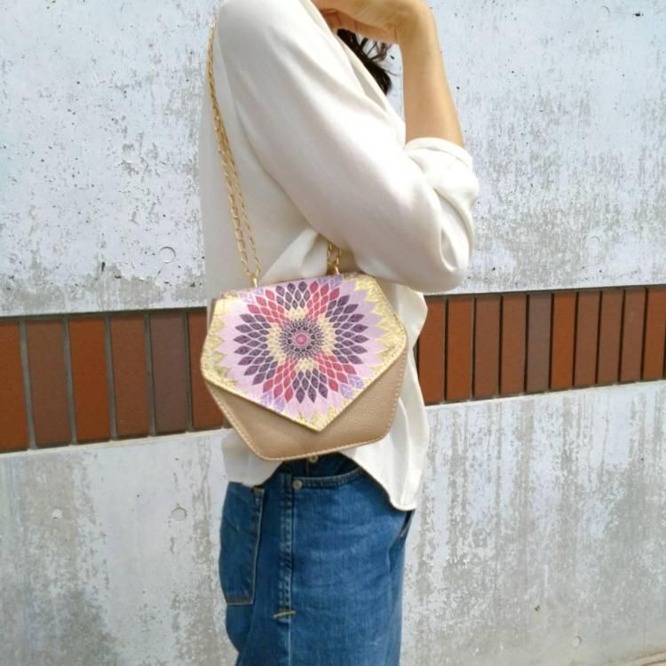 <img class='new_mark_img1' src='https://img.shop-pro.jp/img/new/icons1.gif' style='border:none;display:inline;margin:0px;padding:0px;width:auto;' /> Chain Hexagon Bag Gold Purple