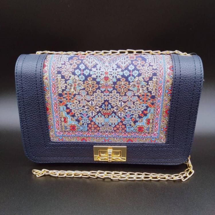 <img class='new_mark_img1' src='https://img.shop-pro.jp/img/new/icons1.gif' style='border:none;display:inline;margin:0px;padding:0px;width:auto;' /> Chain Bag Pyramid Navy Gold