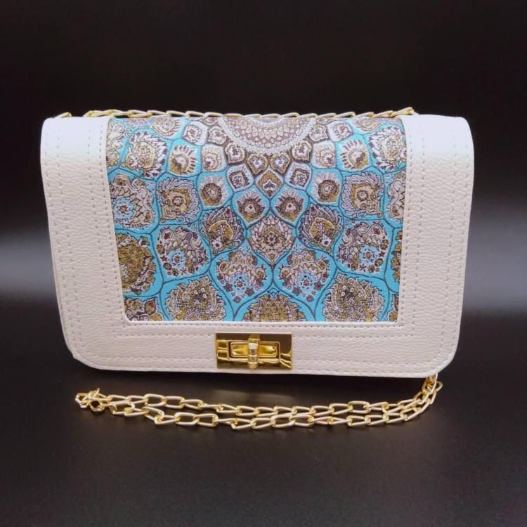 <img class='new_mark_img1' src='https://img.shop-pro.jp/img/new/icons1.gif' style='border:none;display:inline;margin:0px;padding:0px;width:auto;' /> Chain Bag Pyramid Cream Light Blue