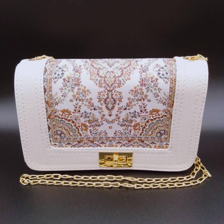 <img class='new_mark_img1' src='https://img.shop-pro.jp/img/new/icons1.gif' style='border:none;display:inline;margin:0px;padding:0px;width:auto;' /> Chain Bag Pyramid Cream Beige