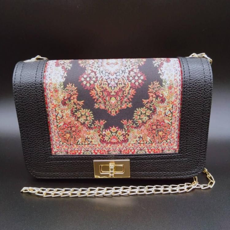 <img class='new_mark_img1' src='https://img.shop-pro.jp/img/new/icons1.gif' style='border:none;display:inline;margin:0px;padding:0px;width:auto;' /> Chain Bag Pyramid Black Gold Red