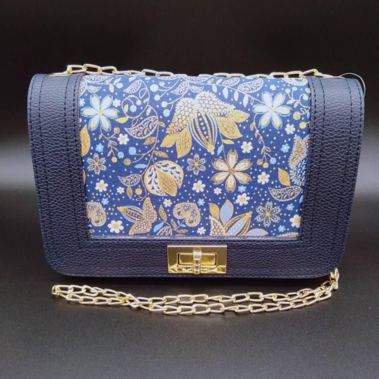 <img class='new_mark_img1' src='https://img.shop-pro.jp/img/new/icons1.gif' style='border:none;display:inline;margin:0px;padding:0px;width:auto;' /> Chain Bag Pyramid Blue Flower
