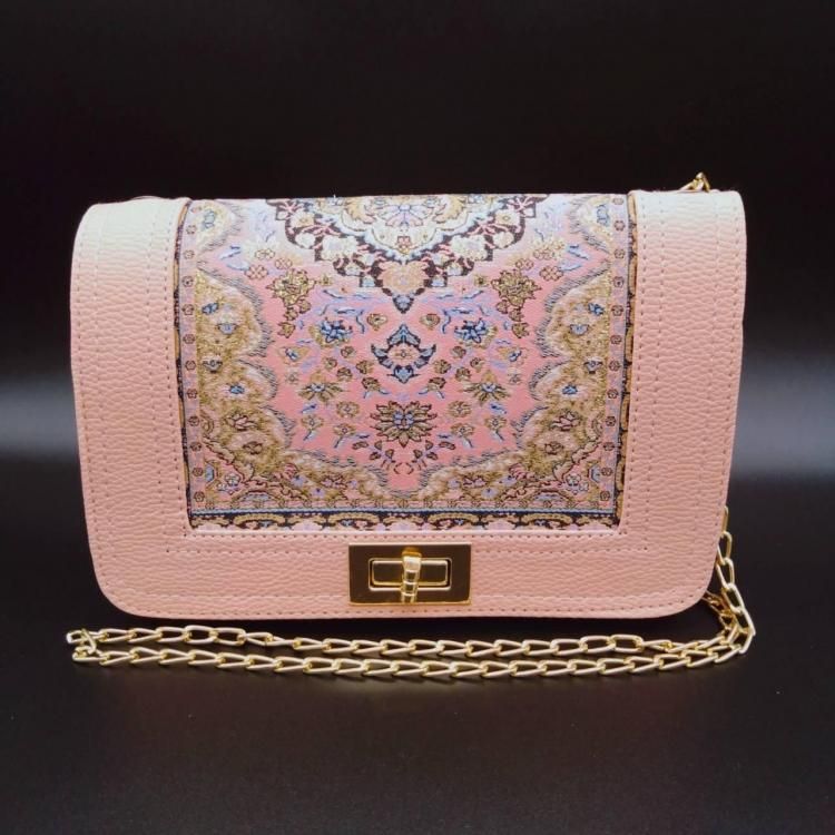 <img class='new_mark_img1' src='https://img.shop-pro.jp/img/new/icons34.gif' style='border:none;display:inline;margin:0px;padding:0px;width:auto;' /> Chain Bag Pyramid Pink