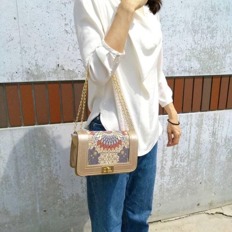 <img class='new_mark_img1' src='https://img.shop-pro.jp/img/new/icons34.gif' style='border:none;display:inline;margin:0px;padding:0px;width:auto;' /> Chain Bag Pyramid Gold Gray