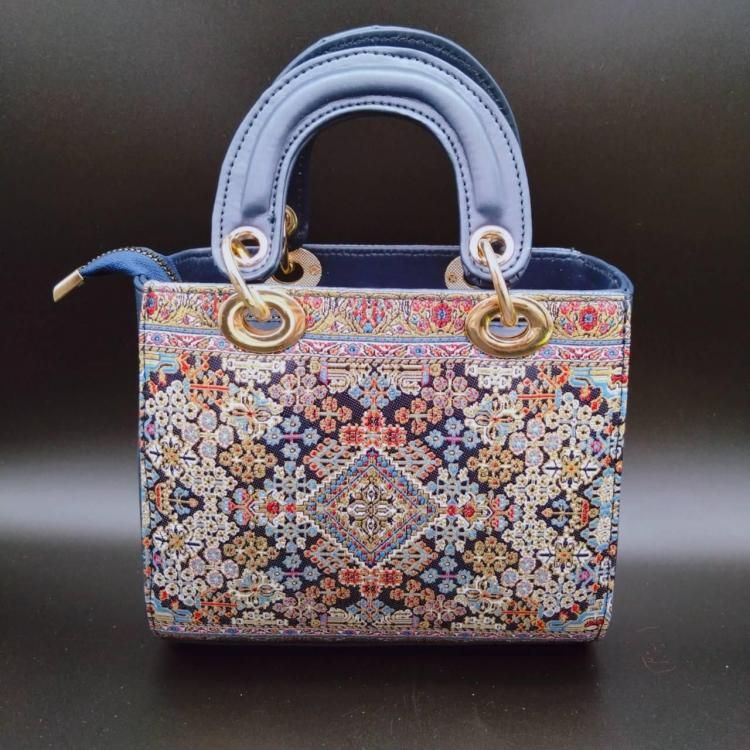 <img class='new_mark_img1' src='https://img.shop-pro.jp/img/new/icons1.gif' style='border:none;display:inline;margin:0px;padding:0px;width:auto;' /> Hand Bag Navy Gold