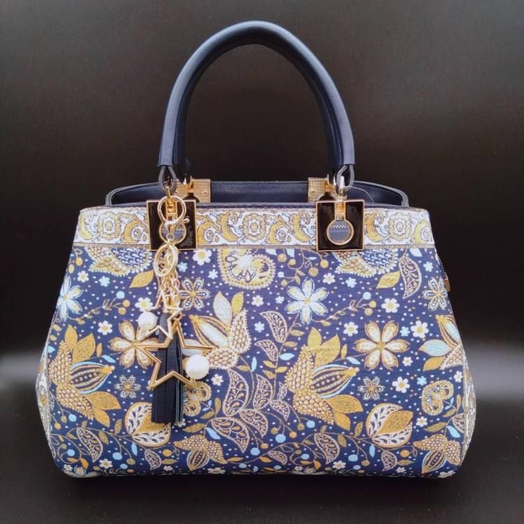 <img class='new_mark_img1' src='https://img.shop-pro.jp/img/new/icons1.gif' style='border:none;display:inline;margin:0px;padding:0px;width:auto;' /> Charm Bag Navy Flower
