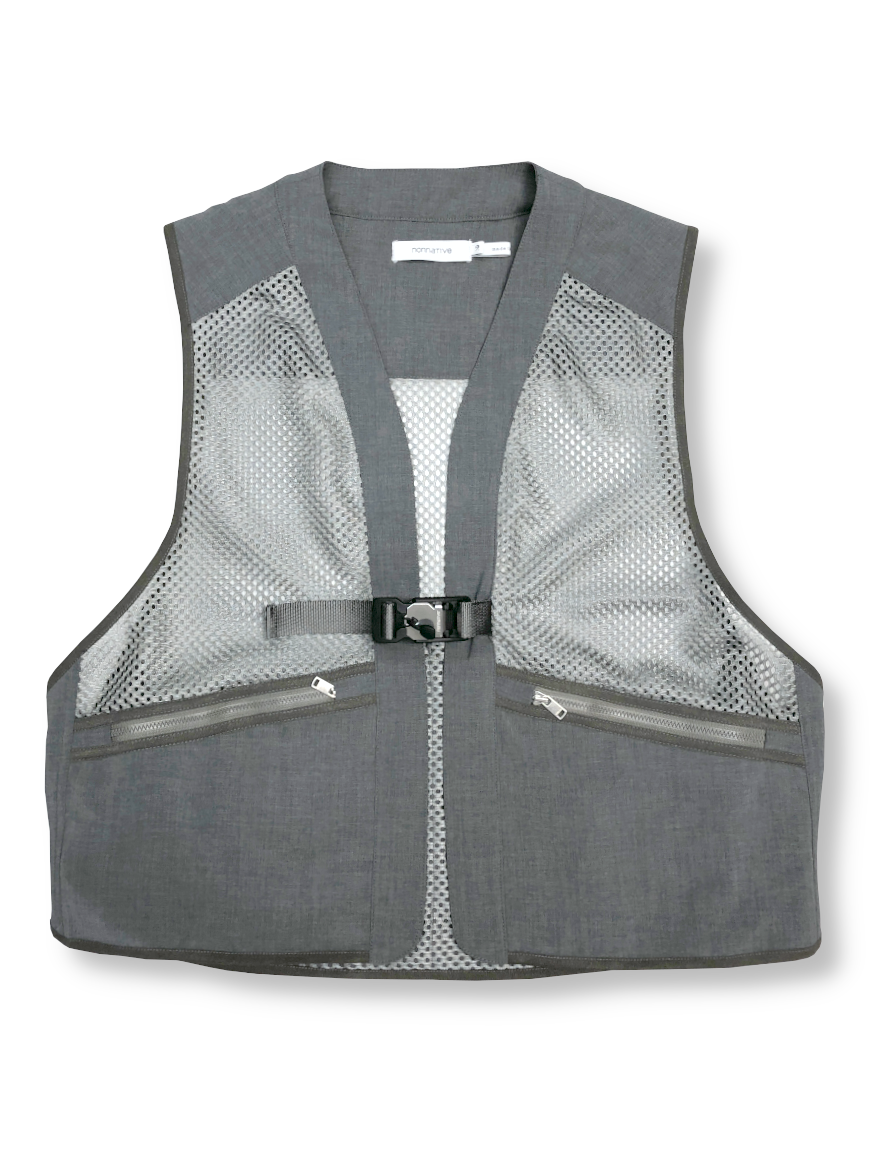 <img class='new_mark_img1' src='https://img.shop-pro.jp/img/new/icons16.gif' style='border:none;display:inline;margin:0px;padding:0px;width:auto;' />nonnative - JOGGER VEST POLY MESH WITH FIDLOCK® BUCKLE (CEMENT)