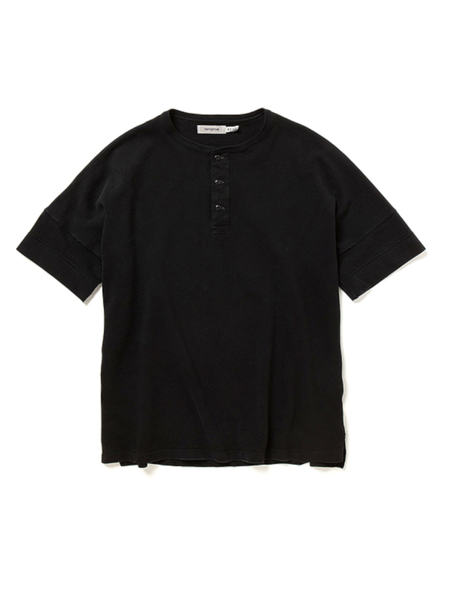 <img class='new_mark_img1' src='https://img.shop-pro.jp/img/new/icons50.gif' style='border:none;display:inline;margin:0px;padding:0px;width:auto;' />nonnative - CLERK S/S HENLEY NECK TEE COTTON JERSEY OVERDYED (BLACK)