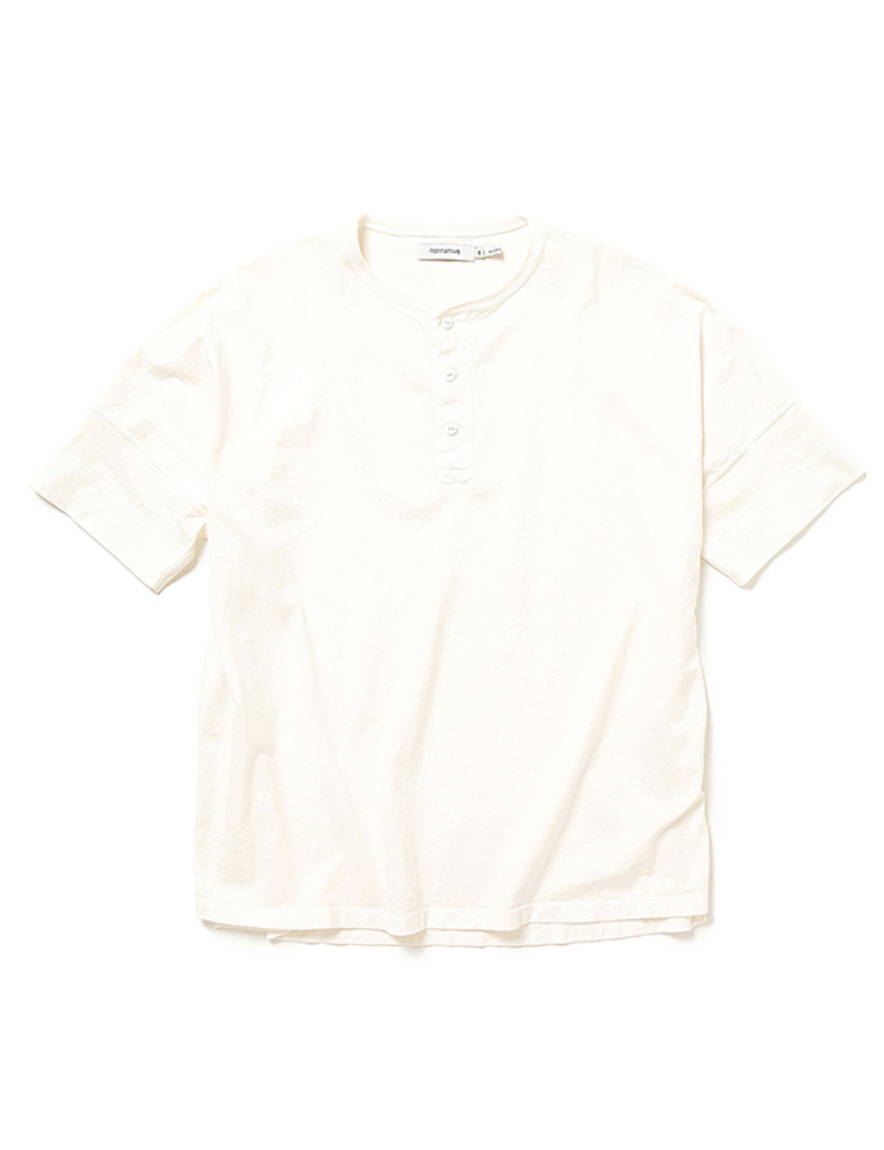 <img class='new_mark_img1' src='https://img.shop-pro.jp/img/new/icons50.gif' style='border:none;display:inline;margin:0px;padding:0px;width:auto;' />nonnative - CLERK S/S HENLEY NECK TEE COTTON PIQUE OVERDYED (WHITE)