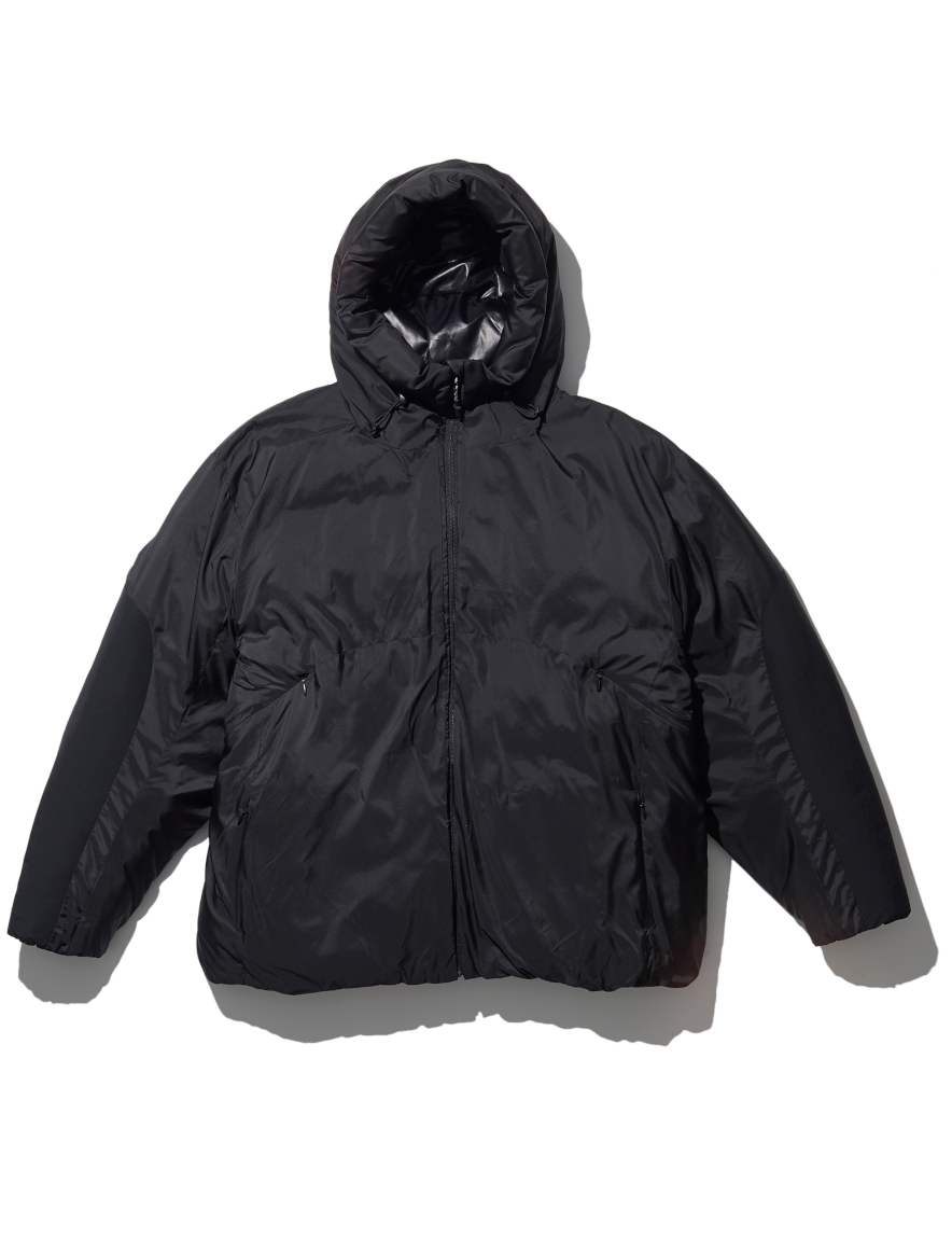 <img class='new_mark_img1' src='https://img.shop-pro.jp/img/new/icons50.gif' style='border:none;display:inline;margin:0px;padding:0px;width:auto;' />SandWaterr - ORGANIZED HOODED PUFF BLOUSON/ PE.ECO RIPSTOP / SORONA DUPONT (BLACK)