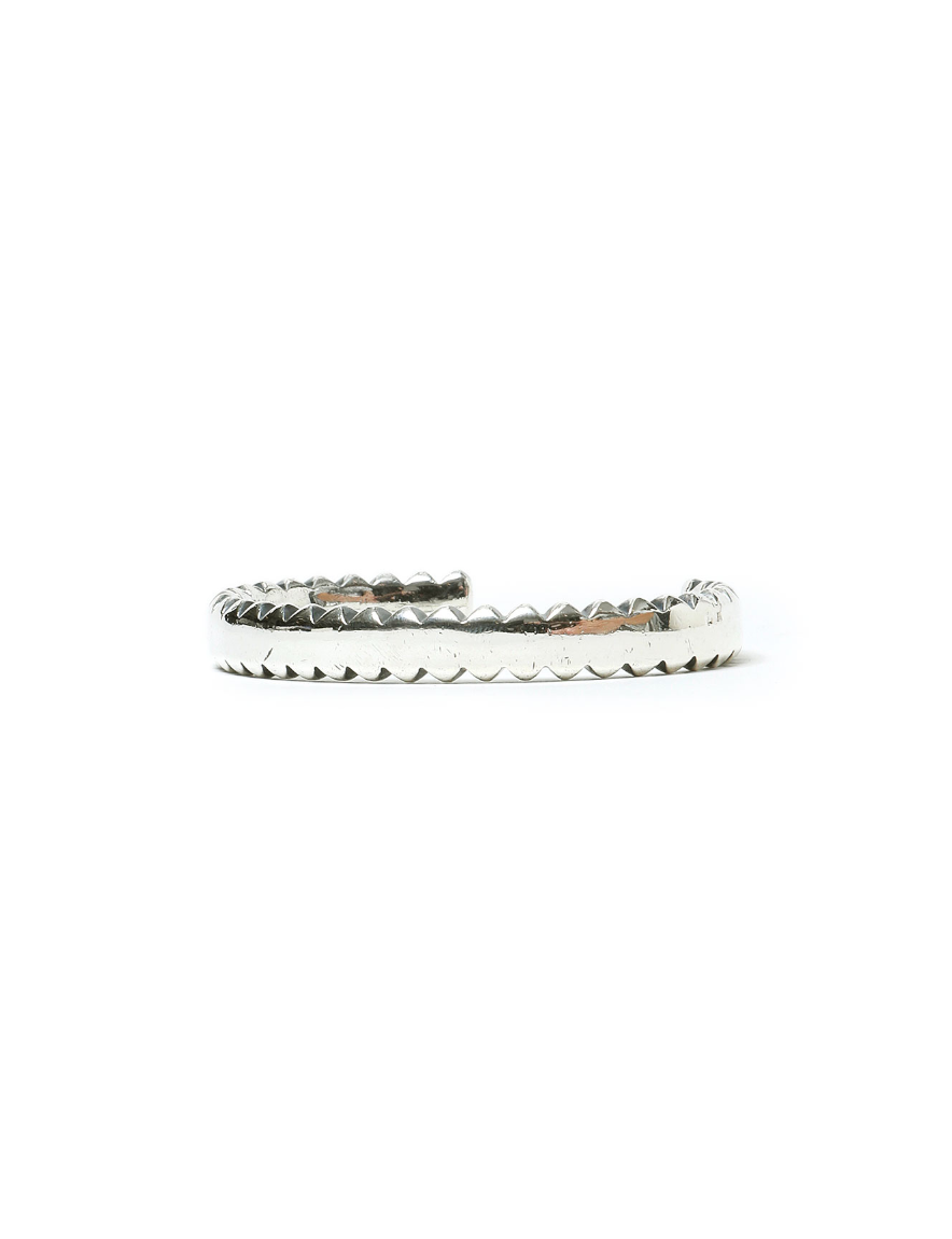 <img class='new_mark_img1' src='https://img.shop-pro.jp/img/new/icons50.gif' style='border:none;display:inline;margin:0px;padding:0px;width:auto;' />nonnative - DWELLER STUDS BANGLE925 SILVER by END