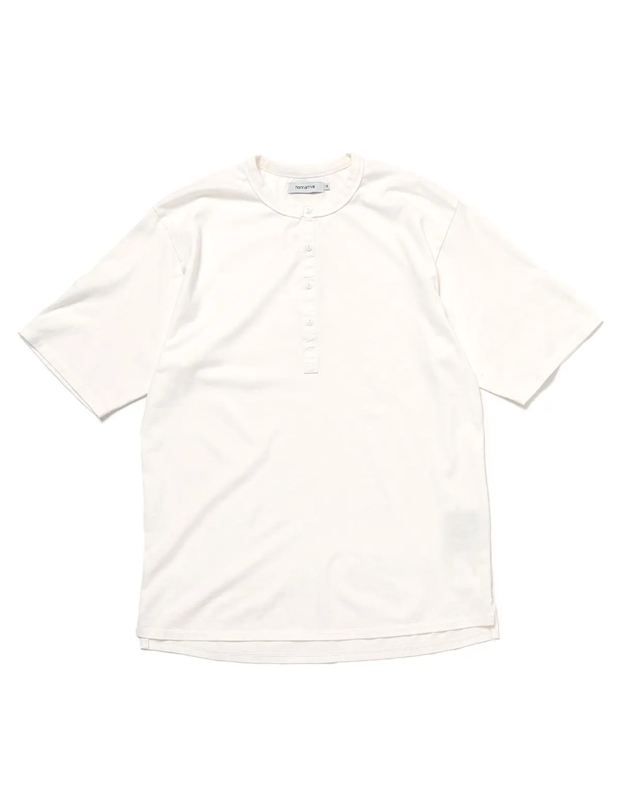 <img class='new_mark_img1' src='https://img.shop-pro.jp/img/new/icons50.gif' style='border:none;display:inline;margin:0px;padding:0px;width:auto;' />nonnative - DWELLER S/S HENLEY NECK TEE COTTON JERSEY OVERDYED (WHITE)