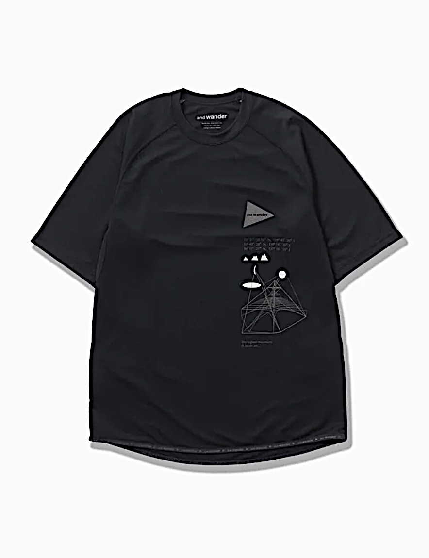 <img class='new_mark_img1' src='https://img.shop-pro.jp/img/new/icons1.gif' style='border:none;display:inline;margin:0px;padding:0px;width:auto;' />and wander - dry jersey SS print T (BLACK)