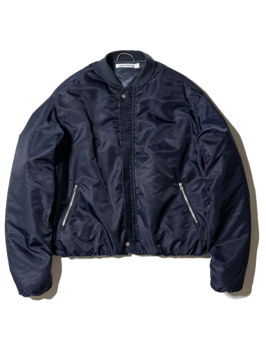 <img class='new_mark_img1' src='https://img.shop-pro.jp/img/new/icons1.gif' style='border:none;display:inline;margin:0px;padding:0px;width:auto;' />SandWaterr - RESEARCHED PADDED BLOUSON / NYLON SATIN (NAVY)